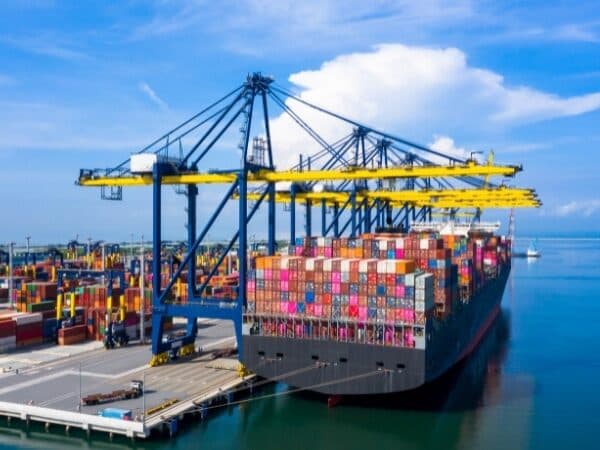  un grande porto commerciale con tanti container marittimi colorati per il trasporto su nave