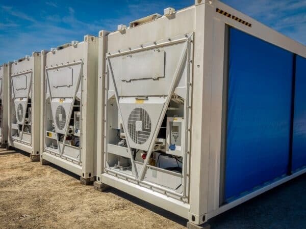 container refrigerati in fila, ognuno dotato di unità di refrigerazione