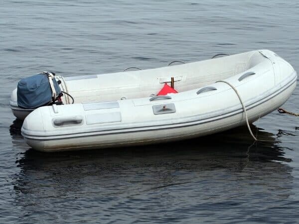 Un gommone bianco ormeggiato sull'acqua