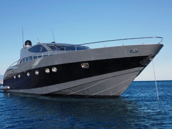 Un moderno yacht di lusso ancorato nelle acque blu.