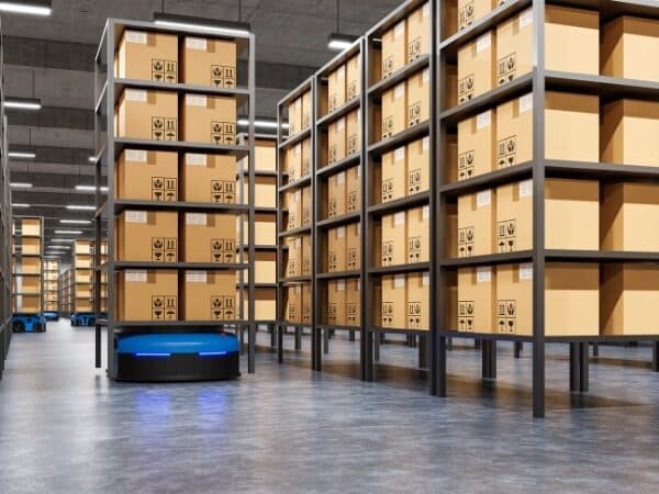 Interno di un magazzino ben organizzato